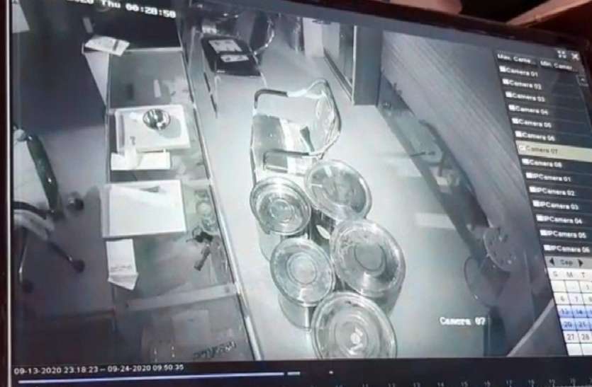 चोरों ने सर्राफा व्यापारी की दुकान में बोला धावा, 5 लाख की चोरी सीसीटीवी में हुई कैद चोरों ने सर्राफा व्यापारी की दुकान में बोला धावा, 5 लाख की चोरी सीसीटीवी में हुई कैद