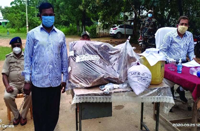 महिला को मिली बच्चों की हत्या की धमकी, पुलिस आरोपी को पकडऩे पहुंची तो घर में मिला देशी कट्टा, हिरण की खाल और गांजा महिला को मिली बच्चों की हत्या की धमकी, पुलिस आरोपी को पकडऩे पहुंची तो घर में मिला देशी कट्टा, हिरण की खाल और गांजा