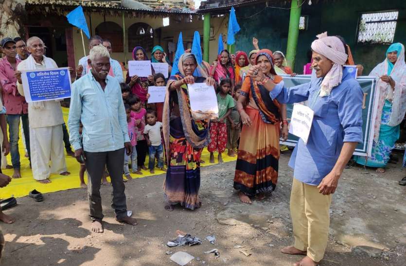 burned copies of Kisan Bill Fury- प्रभावितों और नबआं ने जलाई किसान बिल की प्रतियां