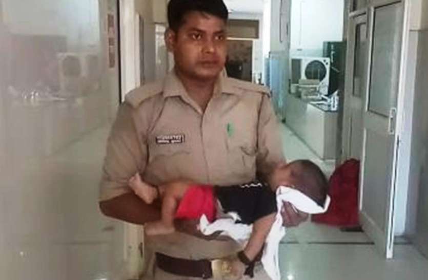 Child छह माह के मासूम को ट्रैक पर फेंक ट्रेन के आगे कूद गई कलयुगी मां, हालत गंभीर