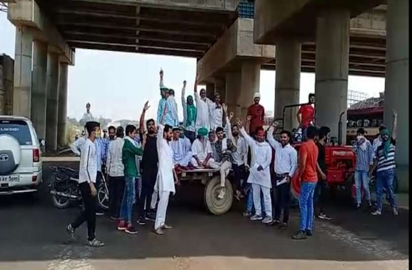 किसानों की समस्याओं को लेकर भारतीय किसान यूनियन ने सूबे के किसानों के साथ किया उग्र प्रदर्शन किसानों की समस्याओं को लेकर भारतीय किसान यूनियन ने सूबे के किसानों के साथ किया उग्र प्रदर्शन