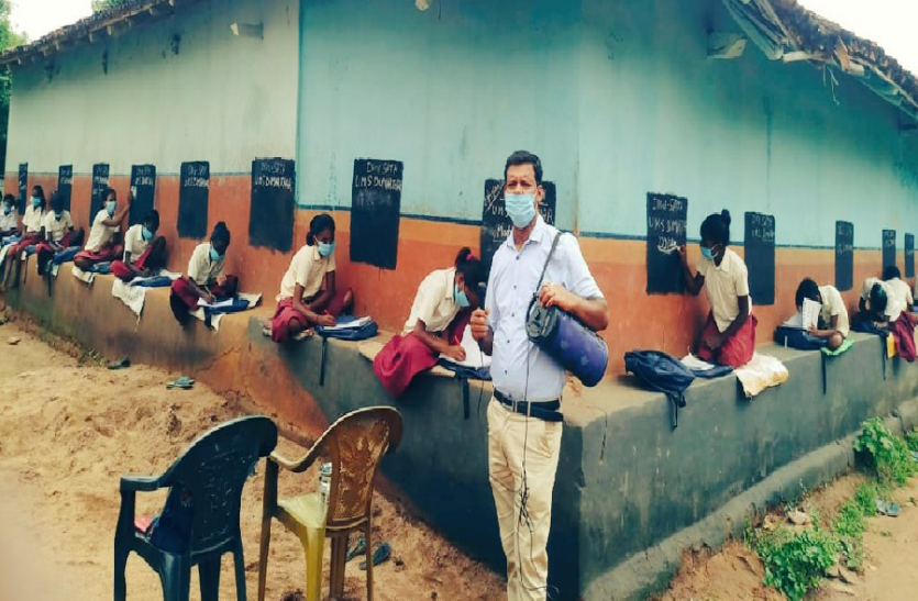 स्कूल में पढ़ाई के लिए यह तरीका हुआ सुपरहिट, खुद के ब्लैक बोर्ड पर इस तरह पढ़ रहे हैं बच्चे स्कूल में पढ़ाई के लिए यह तरीका हुआ सुपरहिट, खुद के ब्लैक बोर्ड पर इस तरह पढ़ रहे हैं बच्चे