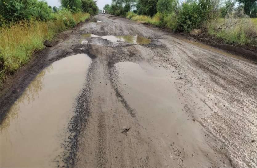 Road turned into pits चौबीसों घंटे गुजरते हैं भारी वाहन, फिर भी नहीं कराई जा रही रोड की मरम्मत, वाहन चालक परेशान