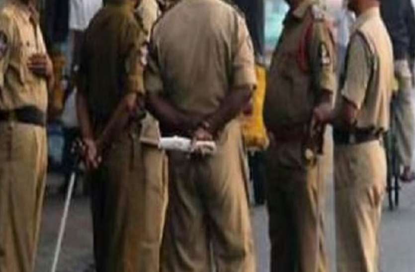दारोगा साहेब और पुलिसकर्मियों को भागते देख चौंकी जनता दारोगा साहेब और पुलिसकर्मियों को भागते देख चौंकी जनता