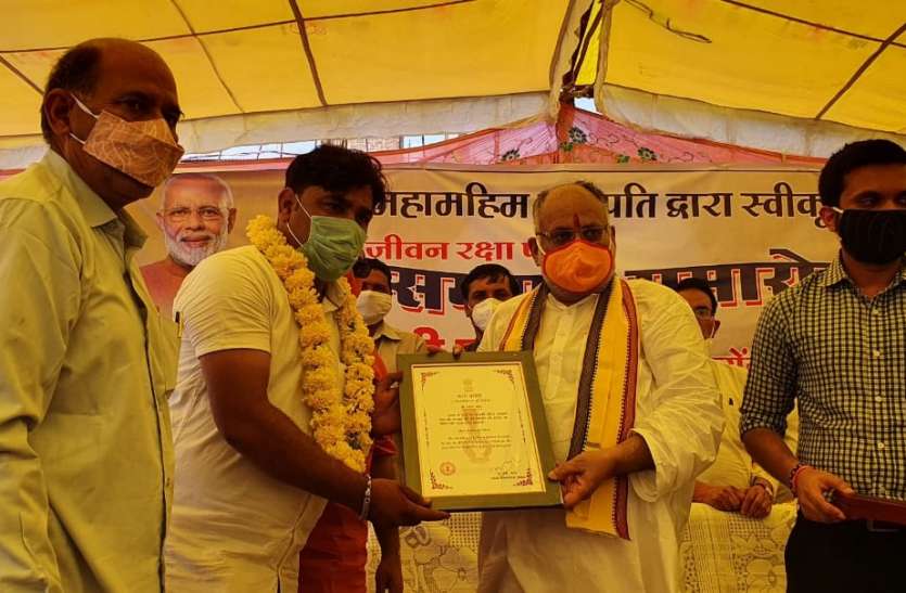 खुद को जोखिम में डाल फायरमेन नदीम ने बचाई थी लोगों की जान, राष्ट्रपति पदक से मिला सम्मान खुद को जोखिम में डाल फायरमेन नदीम ने बचाई थी लोगों की जान, राष्ट्रपति पदक से मिला सम्मान