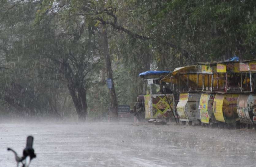 दिन भर खुला रहा आसमान, रात को बूंदा-बांदी दिन भर खुला रहा आसमान, रात को बूंदा-बांदी