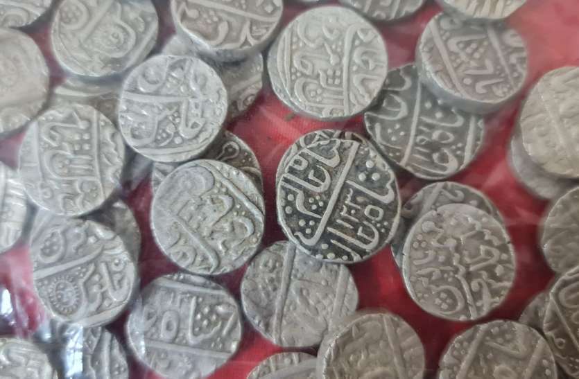 Princely coins of silver found in copper pot इंद्रभवन परिसर में खुदाई के दौरान निकला चांदी के सिक्कों से भरा हांडा