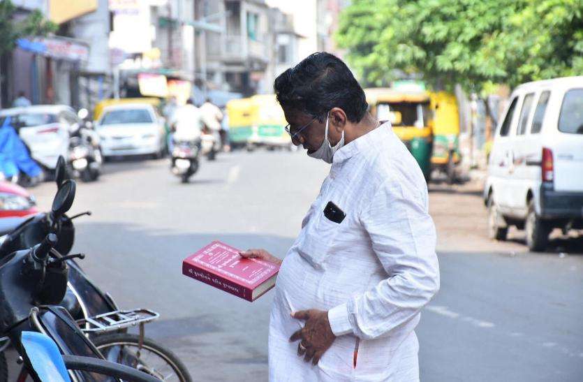 Ahmedabad: फुटपाथ पर ही खोल दी लाइब्रेरी... Ahmedabad: फुटपाथ पर ही खोल दी लाइब्रेरी...
