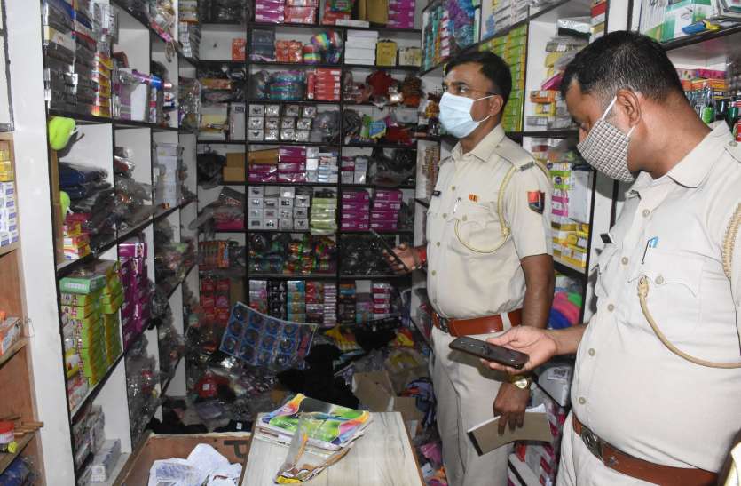 थाने से 600 मीटर की दूरी पर दुकानों के ताले टूटे थाने से 600 मीटर की दूरी पर दुकानों के ताले टूटे