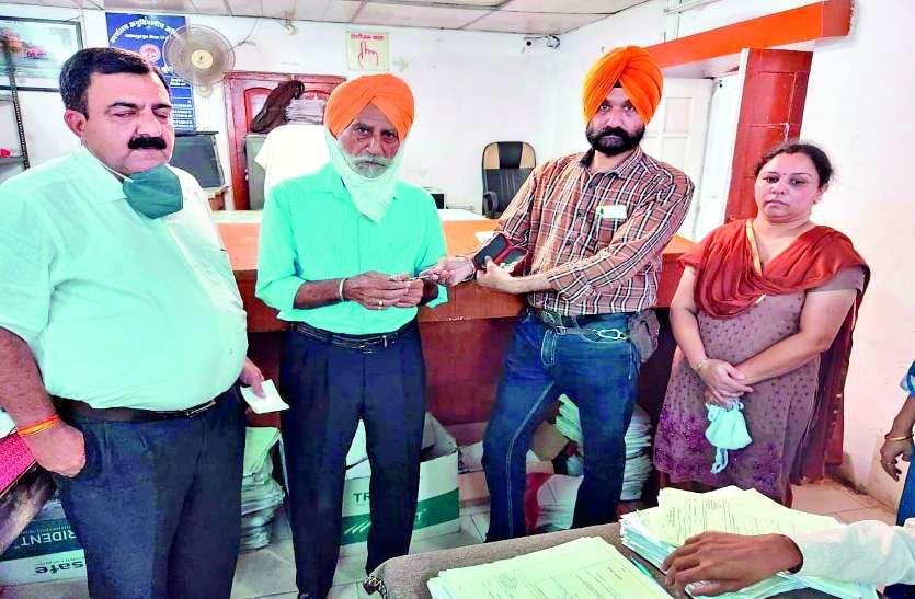 बेटे ने घर से निकाला, बेटी के यहां रह कर लड़ी हक की लड़ाई, एसडीएम ने वापस कराई दुकान और 3.40 लाख बेटे ने घर से निकाला, बेटी के यहां रह कर लड़ी हक की लड़ाई, एसडीएम ने वापस कराई दुकान और 3.40 लाख