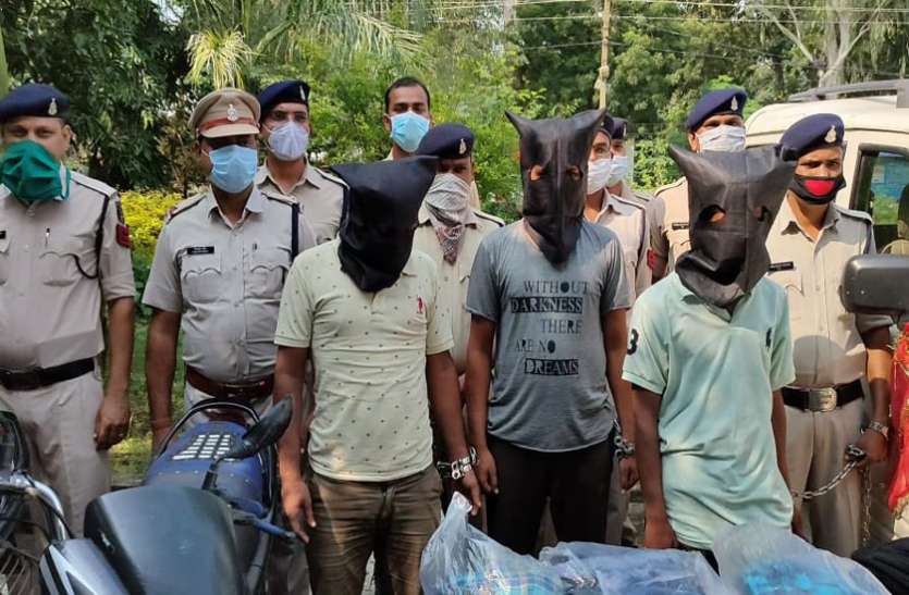 रायपुर से बुकिंग पर आए स्कॉर्पियो मालिक की हत्या कर सडक़ पर फेंकी लाश, झारखंड के 3 शातिर अपराधी गिरफ्तार रायपुर से बुकिंग पर आए स्कॉर्पियो मालिक की हत्या कर सडक़ पर फेंकी लाश, झारखंड के 3 शातिर अपराधी गिरफ्तार