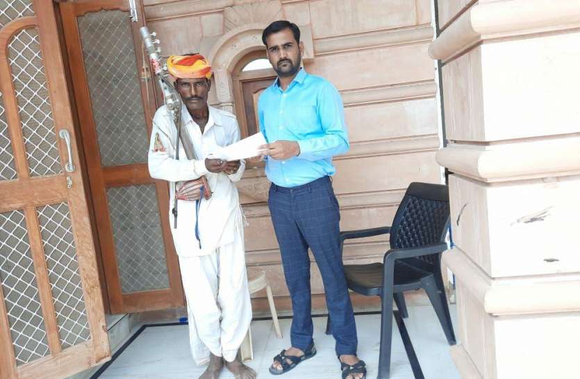 Young man donat his to a folk artist सुरों का दर्द समझ बिंजाराम के लिए ‘देवता’ बन गया देवराज