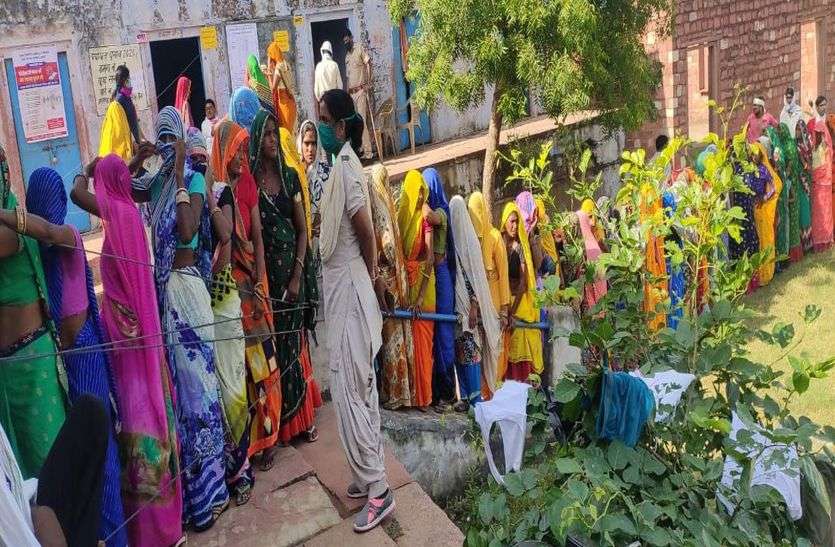मासलपुर में पंचायत चुनाव के लिए मतदान को लगी कतार मासलपुर में पंचायत चुनाव के लिए मतदान को लगी कतार