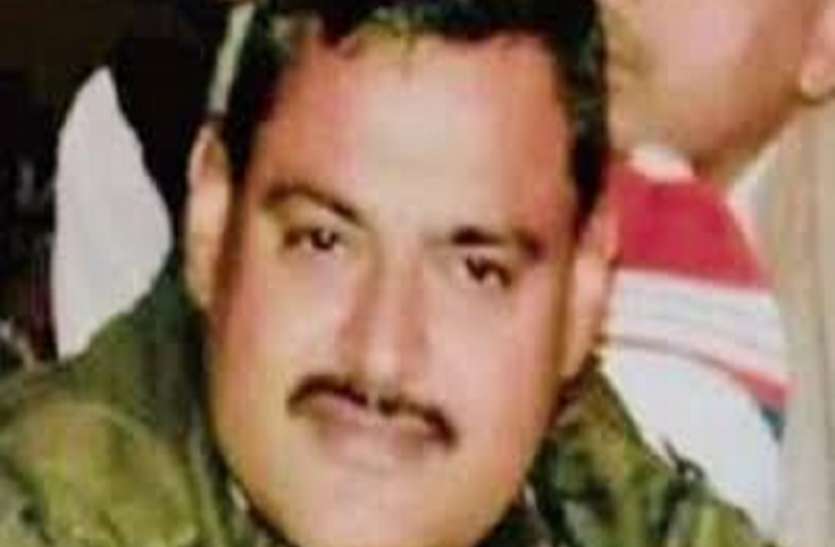 विकास दुबे और उसके गुर्गो के घरों की काटी गई बिजली, दहशत से फिक्स चार्ज पर ही होती थी बिलिंग विकास दुबे और उसके गुर्गो के घरों की काटी गई बिजली, दहशत से फिक्स चार्ज पर ही होती थी बिलिंग