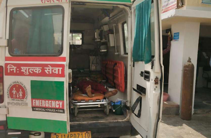 एंबुलेंस में ऑक्सीजन खत्म, रास्ते में ही रुक गई रैफर मरीज की सांसें बीच रास्ते ऑक्सीजन खत्म, लापरवाही ने उखाड़ीं किशोरी की सांसें, चार घंटे एंबुलेंस में पड़ा रहा शव