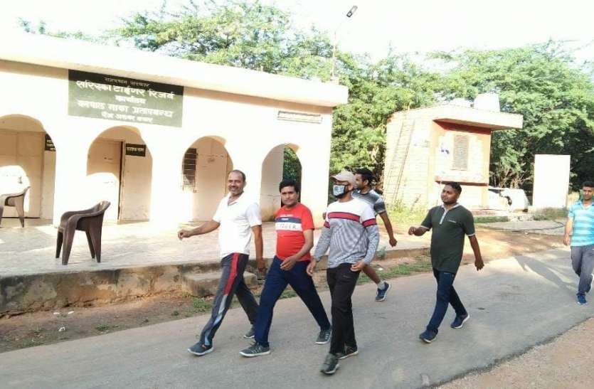 People Entering Into Bala Kila Alwar's Restricted Area अलवर: बालाकिला क्षेत्र में गार्डों का ‘जंगलराज’, अपने मिलने-जुलने वालों को प्रवेश दे रहे और बाकी को जाने से रोक रहे
