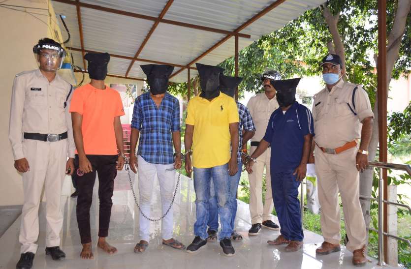 Robbers in police custody Disclosure- पिकअप चालक को लूटने वाले 5 शातिर लुटेरे गिरफ्तार