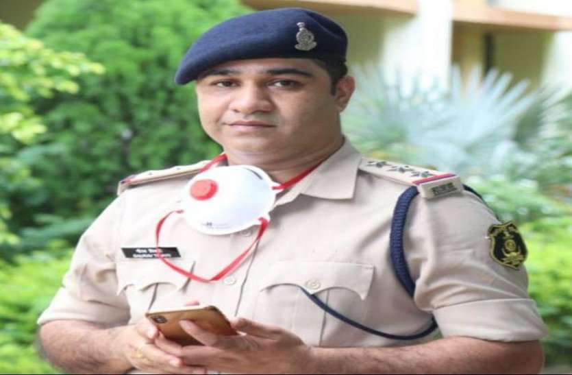 लॉकडाउन में पुलिस का मानवीय चेहरा दिखाया, केंद्रीय गृह मंत्रालय ने TI गौरव समेत राज्य के आठ पुलिस कर्मियों की प्रशंसा की लॉकडाउन में पुलिस का मानवीय चेहरा दिखाया, केंद्रीय गृह मंत्रालय ने TI गौरव समेत राज्य के आठ पुलिस कर्मियों की प्रशंसा की