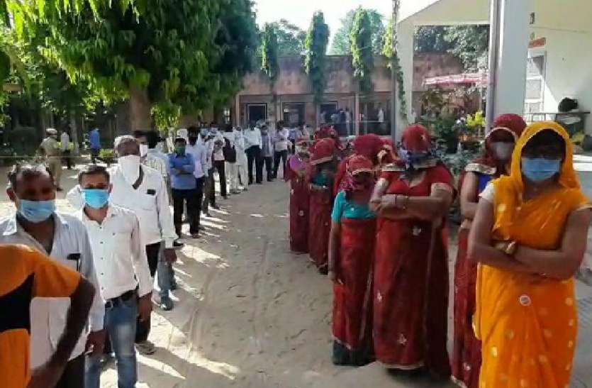 मतदान के लिए लगी कतारें गांवों की सरकार चुनने में मतदाताओं ने दिखाया उत्साह