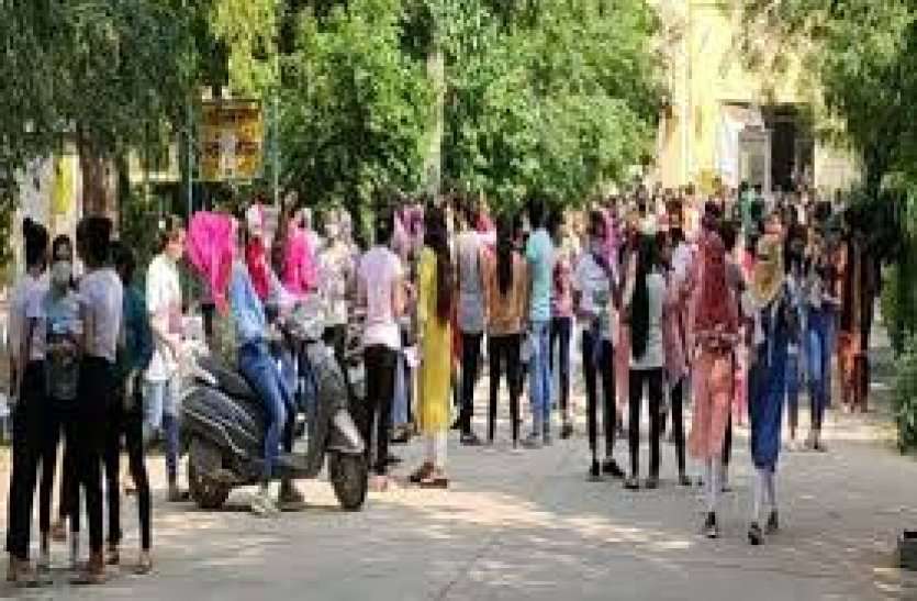 Matsya University Students Afraid Of Giving Exams In Corona Pandemic अलवर जिले में बीमारी के साइलेंट अटैक के बीच परीक्षा देने से कतरा रहे विद्यार्थी, कोरोना काल में वायरल का भी खौफ