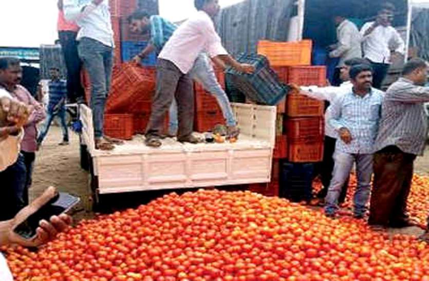 लॉकडाउन तोड़कर सब्जी मंडी में टमाटर बेचते मिला एजेंट और व्यापारी, निगम ने लगाया 12 हजार जुर्माना लॉकडाउन तोड़कर सब्जी मंडी में टमाटर बेचते मिला एजेंट और व्यापारी, निगम ने लगाया 12 हजार जुर्माना