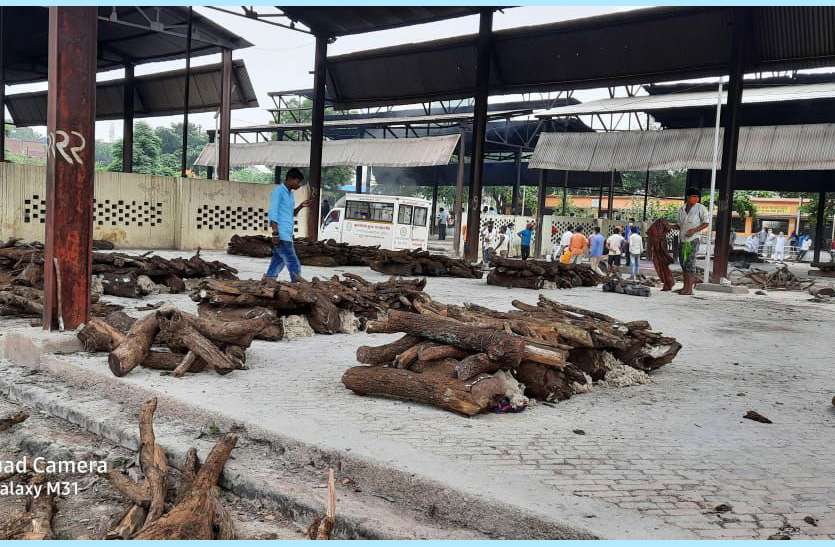 रिकार्ड तोड़ मिले जिला में पॉजिटिव मरीज, 519 नए केस, शव आने से पहले ही जहां चिता सजकर हो जाती है तैयार कोरोना ने तोड़ा रिकॉर्ड जिला में मिले 519 नए पॉजिटिव केस, शव आने से पहले ही जहां चिता सजकर हो जाती है तैयार