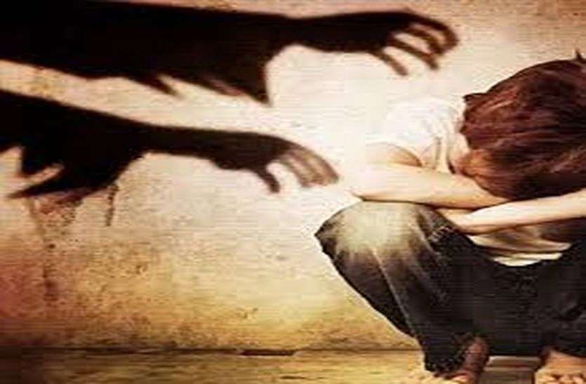 Tried to do unnatural acts with a deaf young man मूक बधिर ने इशारों में सुनाई आपबीती, बोला-उसने टी-शर्ट उतार दी थी