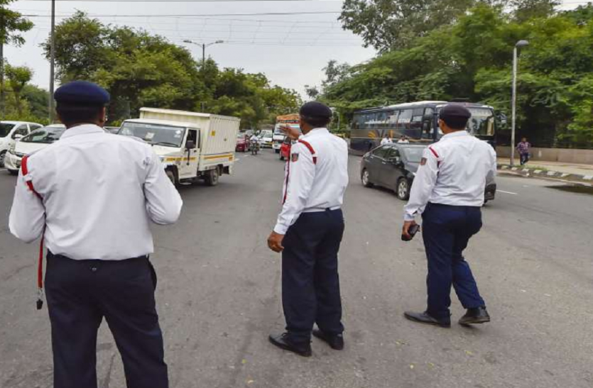 सावधान! यहां Traffic Police काट रही है बिना हेलमेट कार चलाने का चालान, पढ़ें पूरा मामला यातायात पुलिस का हाइवे पर ध्यान, शहर से अनजान!