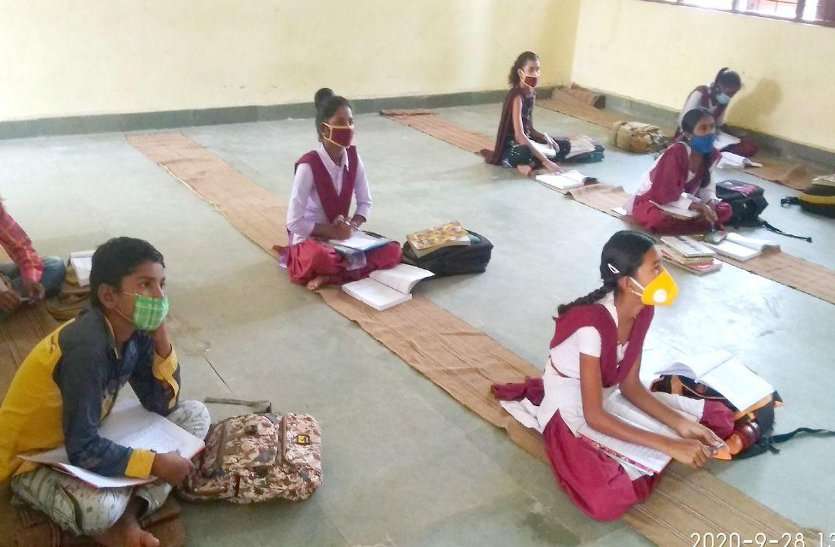 कोरोना से बचने कम संख्या में स्कूल पहुंच रहे छात्र, सुरक्षा को लेकर अभिभावक बरत रहे सावधानी कोरोना से बचने कम संख्या में स्कूल पहुंच रहे छात्र, सुरक्षा को लेकर अभिभावक बरत रहे सावधानी