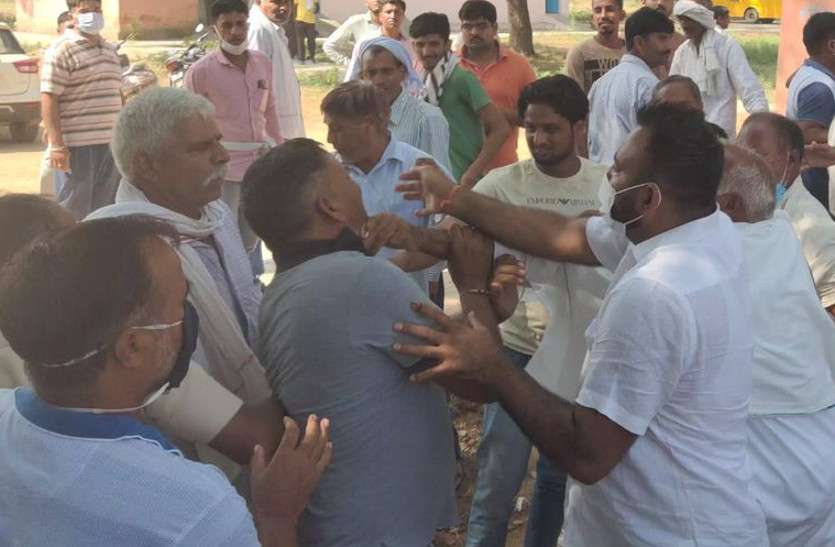 Deputy sarpanch election in majri kalan panchayat alwar उपसरपंच के चुनाव को लेकर चले लात-घूसे, पुलिस ने लोगों को खदेड़ा