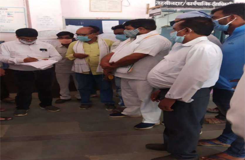 Farmers complain to SDM बिना मुआवजा दिए खेतों में खुदाई कर पाइप लाइन डालने का आरो