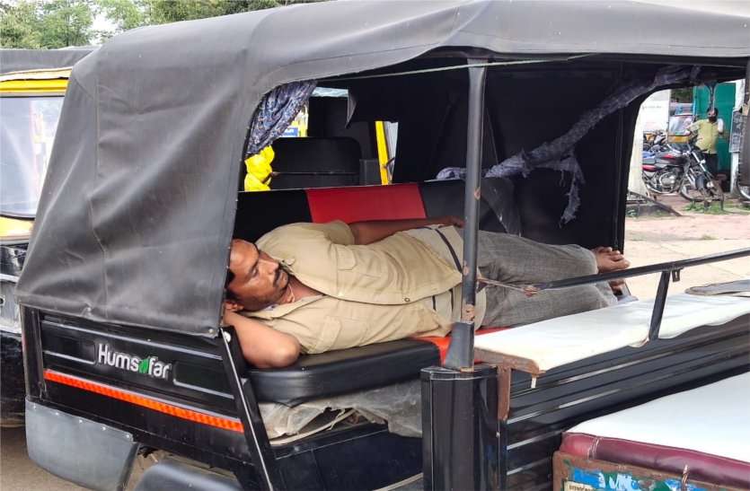 Lockdown-like situation for hundreds of auto drivers due to lack of riders सवारियां न मिलने से सैकड़ों ऑटो चालकों के लिए लॉकडाउन जैसी स्थिति