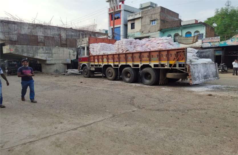 The impact of the news: the bridge construction company removed the guard from the road खबर का असर : ब्रिज बनाने वाली कंपनी ने सड़क से हटाए गार्डर