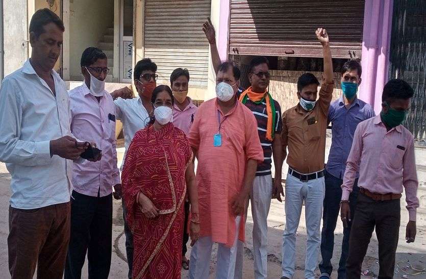 विवादित ढांचे को गिराने के मामले में भाजपाईयों ने मनाई खुशियां विवादित ढांचे को गिराने के मामले में भाजपाईयों ने मनाई खुशियां