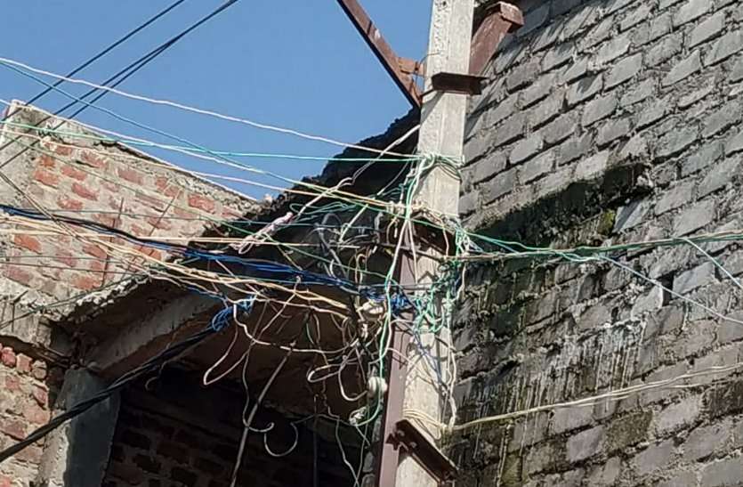 ईमानदार उपभोक्ताओं से हो रही बिजली चोरी की भरपाई ईमानदार उपभोक्ताओं से हो रही बिजली चोरी की भरपाई