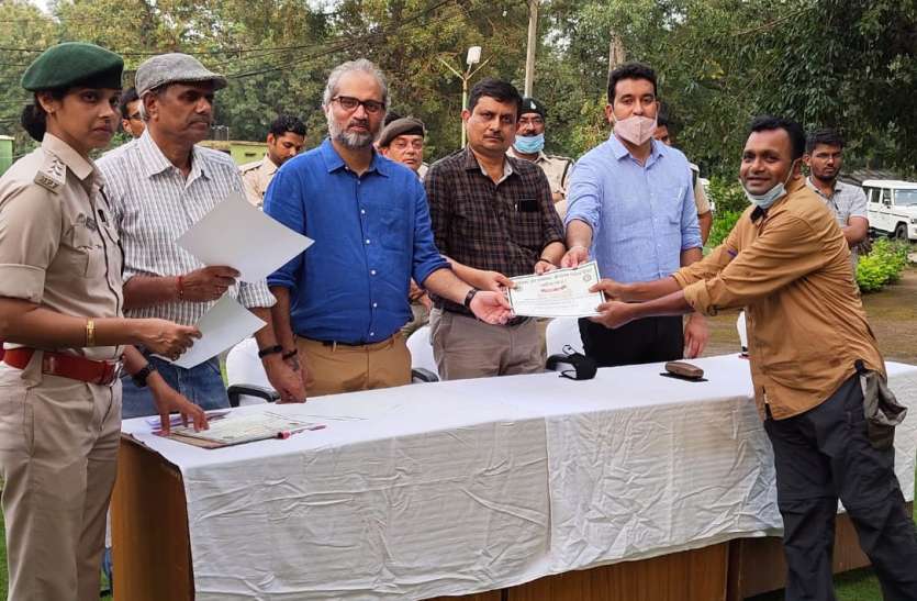 Expert gave training: guides learned how to protect tourists from wild elephants एक्सपर्ट ने दी ट्रेनिंग: गाइडों ने सीखा जंगली हाथियों से पर्यटकों को बचाने का तरीका