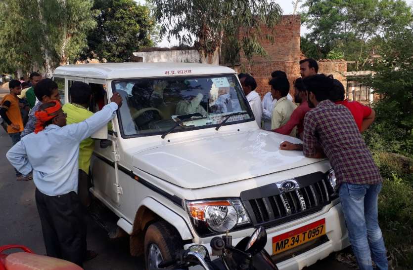 एक माह से खराब है ट्रांसफार्मर, ग्रामीणो ने एई का रास्ता रोककर बताई समस्या एक माह से खराब है ट्रांसफार्मर, ग्रामीणो ने एई का रास्ता रोककर बताई समस्या