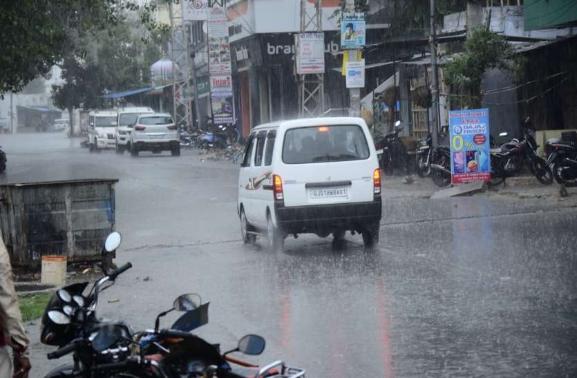 छाए बादल, दिन में कईबार बूंदाबांदी छाए बादल, दिन में कईबार बूंदाबांदी