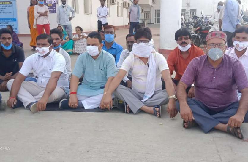 Causing ruckus after death of patient in Singrauli hospital सुधरने का नाम नहीं ले रही जिला अस्पताल की अव्यवस्था