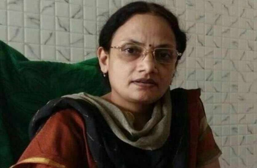 amita-varun.jpg यूपी की इस महिला अधिकारी के मात्र 3 साल में हुए 10 बार तबादले, हैरान करने वाली है वजह