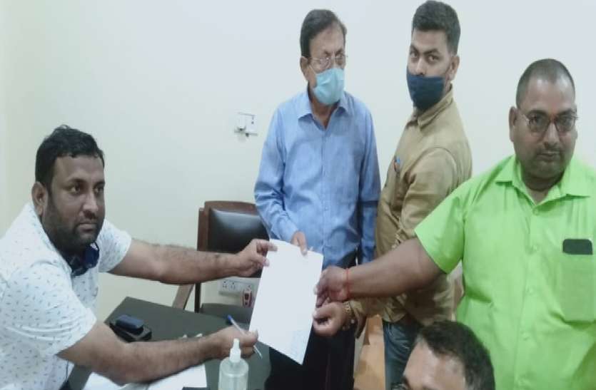 एयरपोर्ट के लिए जमीन अधिग्रहण पर कॉलोनी वासियों ने तहसीलदार को सौंपा ज्ञापन, उठाई ये मांग एयरपोर्ट के लिए जमीन अधिग्रहण पर कॉलोनी वासियों ने तहसीलदार को सौंपा ज्ञापन, उठाई ये मांग