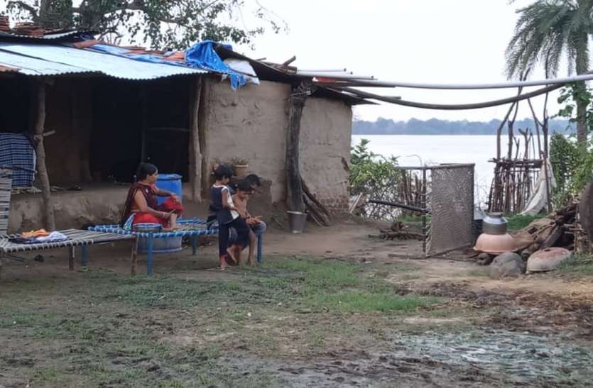 sardar sarover dam backwater affected homeless टापू बने गांव में रहने को मजबूर लोग, कई डूब प्रभावित हुए बेघर