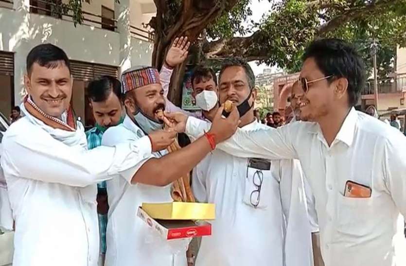 azamgarh news बाबरी विध्वंसः फैसले के बाद हाई अलर्ट पर रही पुलिस, भाजपा ने बांटी मिठाई