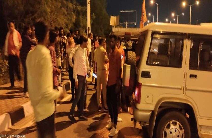 विधायक के काफिले में घुसी कार, भागकर बचे कार्यकर्ता विधायक के काफिले में घुसी कार, भागकर बचे कार्यकर्ता
