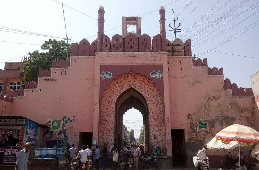ऐतिहासिक अजमेरी गेट हुआ क्षतिग्रस्त ऐतिहासिक अजमेरी गेट हुआ क्षतिग्रस्त