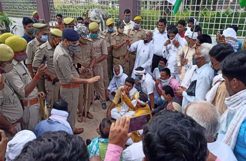 azamgarh news हाथरस गैंगरेपः सड़क पर उतरे कांग्रेसी, एसपी कार्यालय पर किया जमकर हंगामा