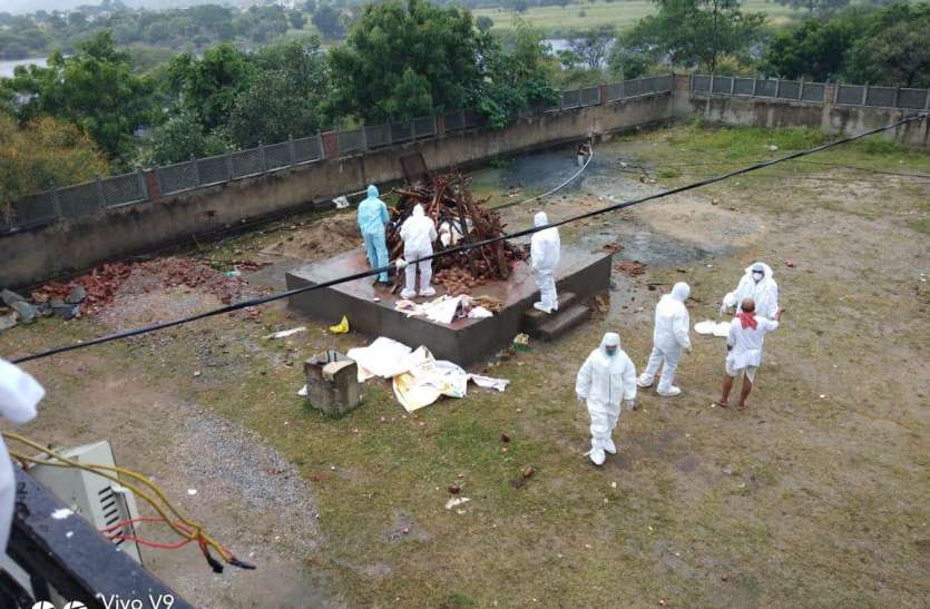 कोरोना संक्रमित थे मुनि फिर भी अंतिम संस्कार में जुट गई भीड़ कोरोना संक्रमित थे मुनि फिर भी अंतिम संस्कार में जुट गई भीड़