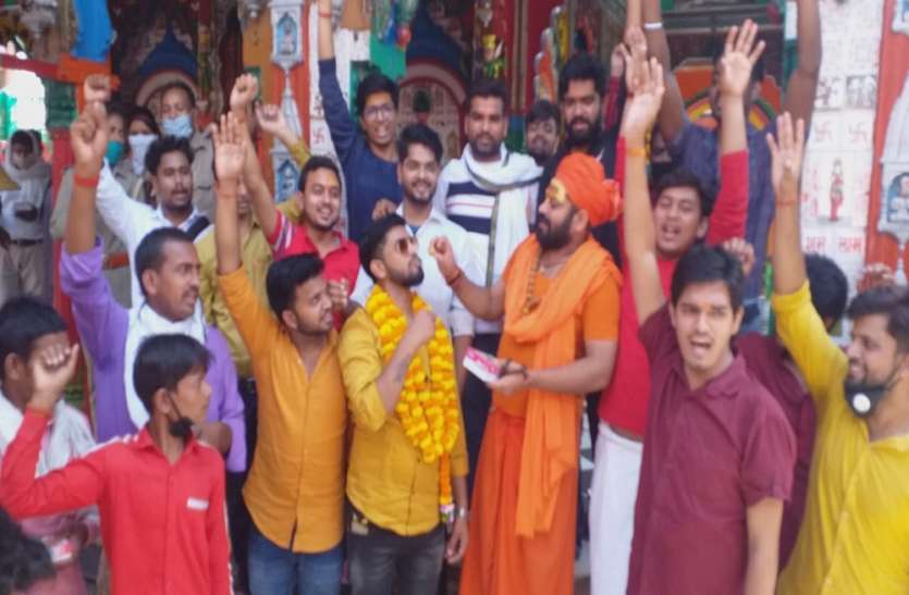 कोर्ट के फैसले पर अयोध्या में उत्सव का माहौल संतो ने बांटी मिठाई मनाया जश्न कोर्ट के फैसले पर अयोध्या में उत्सव का माहौल संतो ने बांटी मिठाई मनाया जश्न