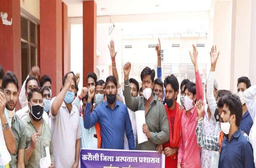 करौली जिला अस्पताल की इन अव्यवस्थाओं को लेकर भड़के युवक और की शिकायत करौली जिला अस्पताल की इन अव्यवस्थाओं को लेकर भड़के युवक और की शिकायत