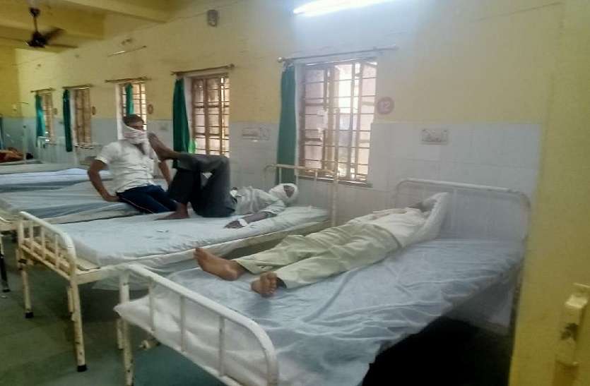 मृत्युभोज में दूषित भोजन से 60 से अधिक बीमार, आधा दर्जन अस्पताल में भर्ती मृत्युभोज में दूषित भोजन से 60 से अधिक बीमार, आधा दर्जन अस्पताल में भर्ती